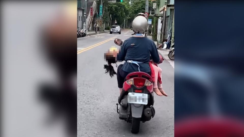 婦人違規騎車在女童。（圖／翻攝自路上觀察學院）