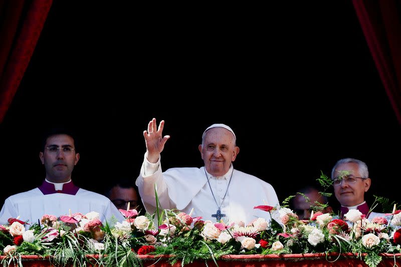 El Papa Francisco saluda desde un balcón el día de su mensaje "Urbi et Orbi" ("A la ciudad y al mundo") en la Plaza de San Pedro, el Domingo de Pascua, en el Vaticano