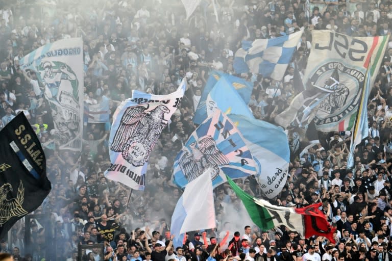 Les supporters de la Lazio Rome brandissent des drapeaux à la gloire du club italien, le 6 avril 2024 au Stade olympique lors du derby contre l'AS Rome (Alberto PIZZOLI)