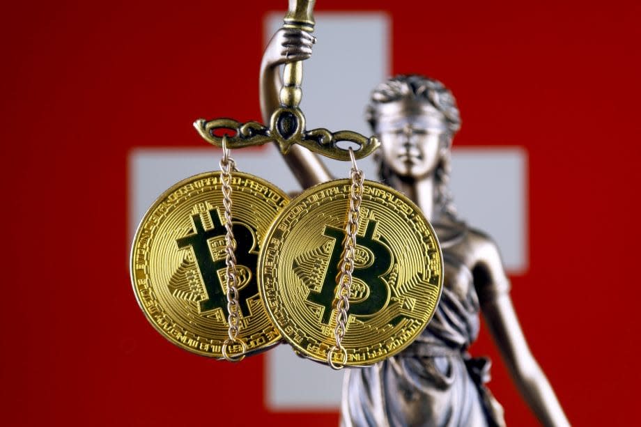 Schweizer Flagge hinter Bitcoin-Münzen