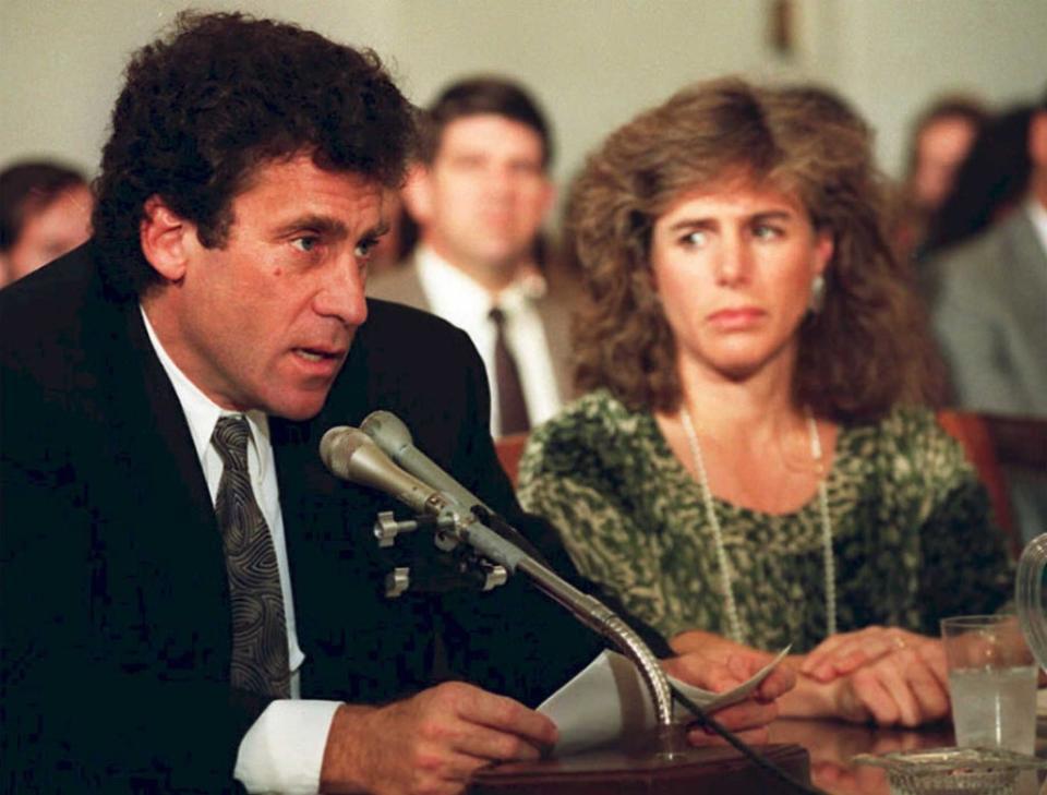 Elizabeth Glaser y Paul Michael Glaser prestando testimonio ante el equipo dedicado al sida pediátrico del Comité de Presupuesto de la Cámara el 13 de marzo de 1990 en Washington D. C. (AFP via Getty Images)