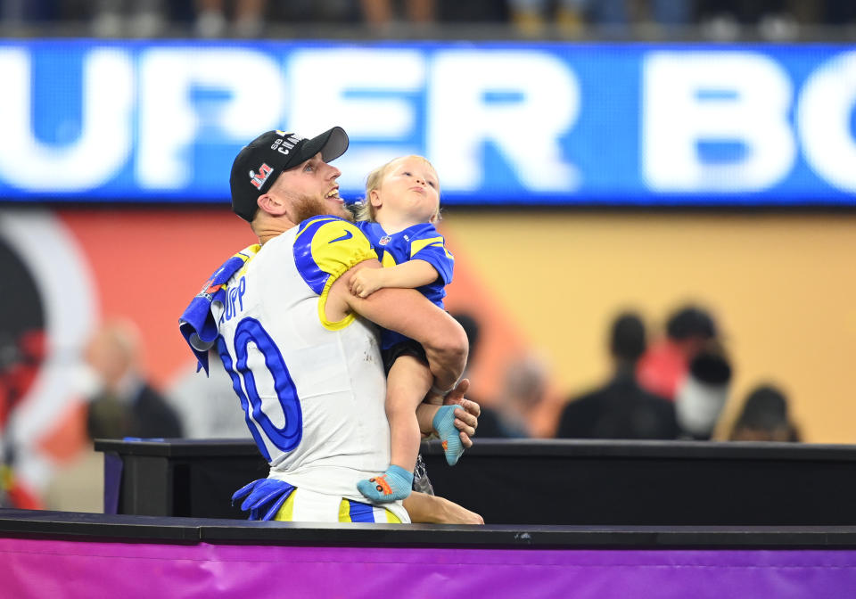 INGLEWOOD, CA - El receptor de Los Angeles Rams Cooper Kupp (10) celebra con su hijo tras la victoria de Los Angeles Rams sobre los Cincinnati Bengals por 23-20 en el Super Bowl LVI el 13 de febrero de 2022, en el SoFi Stadium en Inglewood, CA. (Foto de Brian Rothmuller/Icon Sportswire via Getty Images)