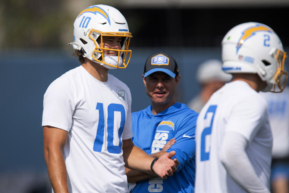 Los Angeles Chargers head coach Brandon Staley, center, chats with quarterback Justin Herbert, left, during an NFL football practice Tuesday, June 15, 2021, in Costa Mesa, Calif. (AP Photo/Kyusung Gong)