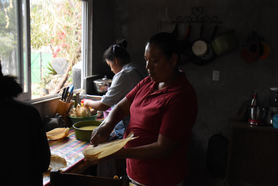 Dos mujeres preparan tamales en la cocina de su casa. Tepoztlan, Mexico. (Foto: Carlos Tischler / Eyepix Group/Future Publishing via Getty Images)