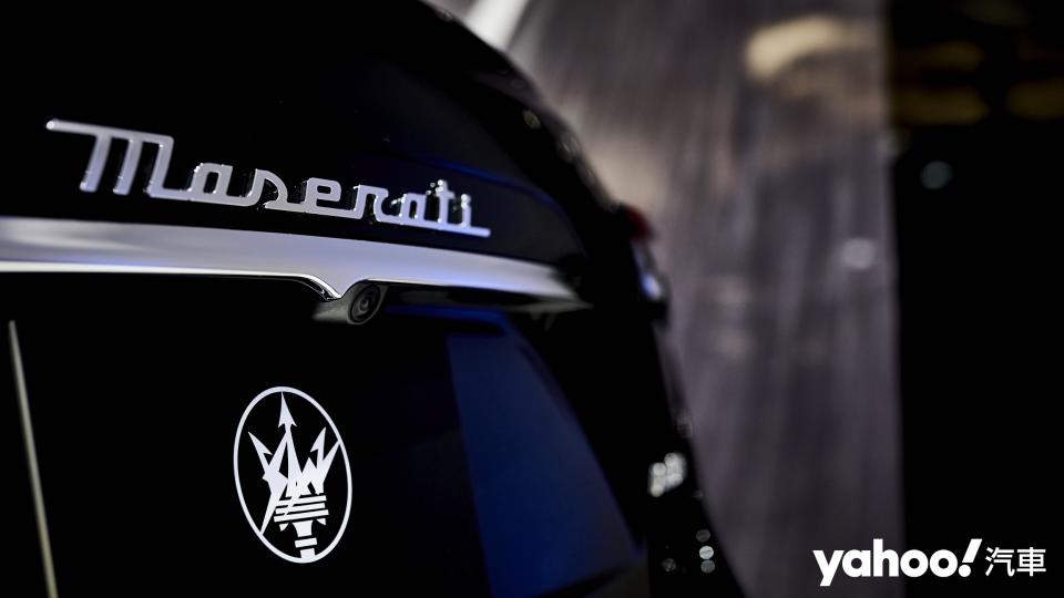 結合Maserati與Fragment Design兩者的聯名Logo。