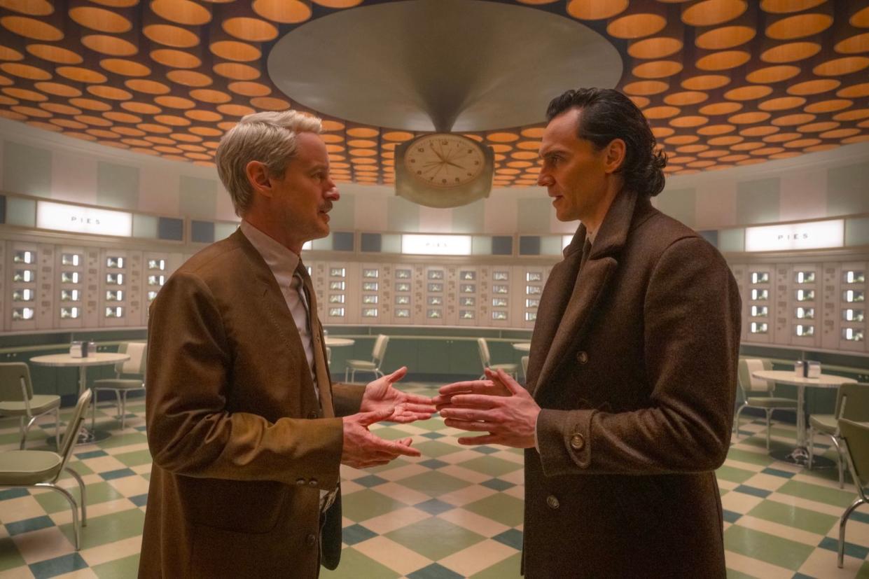 Sie haben zwar keine Zeit: Aber Mobius (Owen Wilson, links) und Loki (Tom Hiddleston) gönnen sich auf ihrer Weltrettungsmission manchmal eine Pause in der Bürokantine. (Bild: © 2023 Marvel)