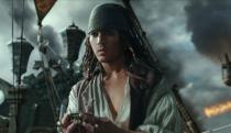 <p>In einem Rückblick in "Pirates of the Caribbean 5: Salazars Rache" lernen die Zuschauer den jungen, schlanken und faltenfreien Jack Sparrow kennen. Möglich machten diese Transformation die Spezialisten der US-Firma Lola Visual Effects. Ebenfalls involviert war ein junger Schauspieler namens Anthony De La Torre, der dieselbe Szene wie Depp spielte - und dann mit dem computeranimierten Johnny digital verschmolzen wurde. (Bild: Disney)</p> 