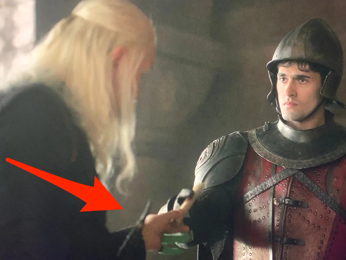 'Game of Thrones' forgot to edit out green screen on a character's fingers on th..