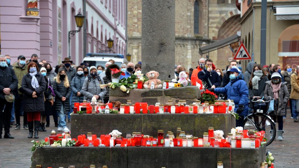 Menschen stehen bei einer Schweigeminute zum Gedenken der Opfer nach der Amokfahrt von Trier mit Toten und Verletzten um genau die Uhrzeit, zu der ein 51-jähriger Mann am Dienstag durch die Fußgängerzone gerast ist. In ganz Trier läuteten die Kirchenglocken.