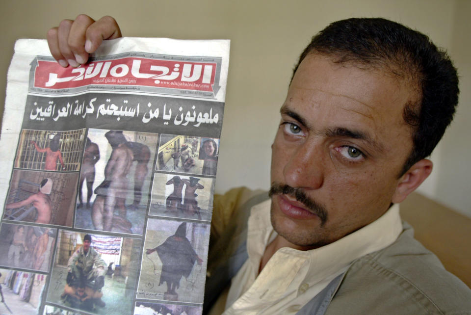 Saddam Saleh al-Rawi fue prisionero en Abu Ghraib y afirma haber sido víctima de las torturas de las fotos que muestra. (Getty Images)