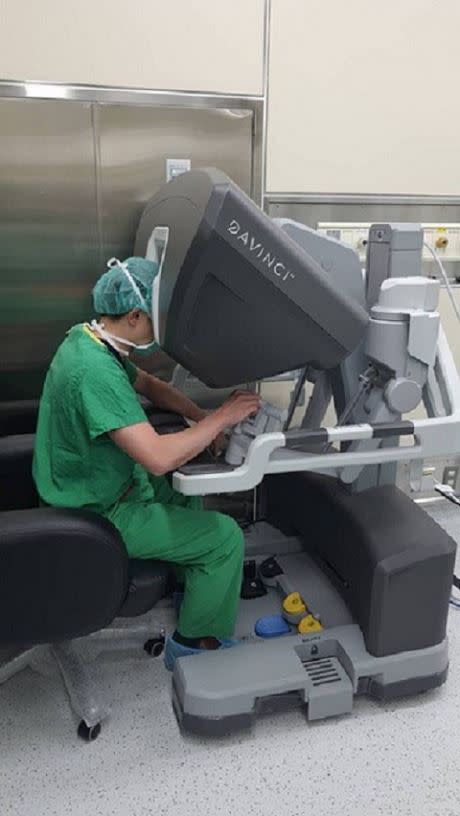 顏宏軒醫師表示，新竹臺大分院整合多專科，組成跨腔室微創手術團隊，提供病人更優質的醫療品質與服務。（圖／新竹臺大分院提供）