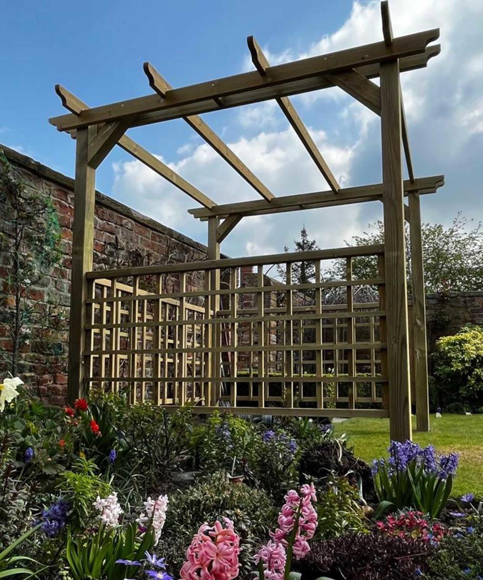 2. Combine a DIY pergola with trellis panels