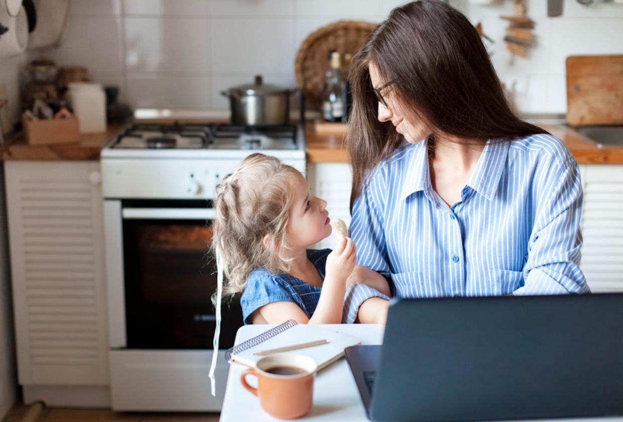 Le télétravail, qui est un avantage souhaité par la majorité de ceux qui l’ont expérimenté, facilite la conciliation de plusieurs parents. (Shutterstock)