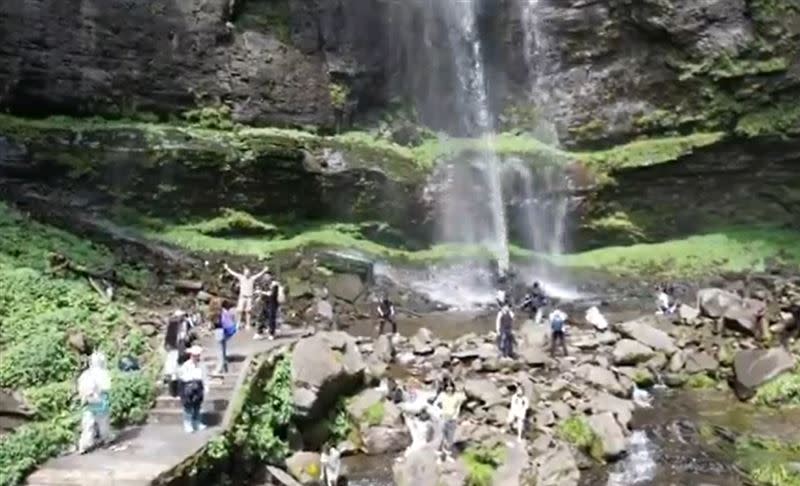 大批遊客前往屋瓦山風景區欣賞瀑布，卻發生落石砸人意外，目前已封閉部分路段。(圖／翻攝自Ｘ)