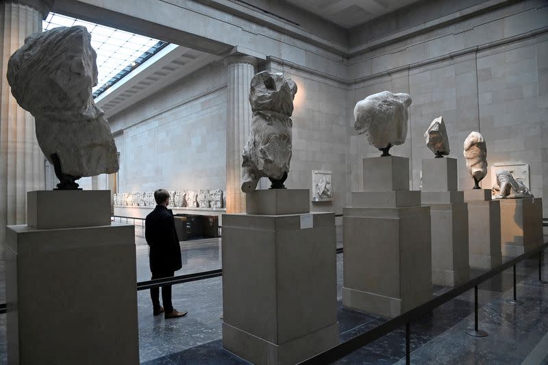 FOTO DE ARCHIVO. Un empleado observa ejemplares de las esculturas del Partenón, a veces conocidas en Reino Unido como los Mármoles de Elgin, expuestas en el Museo Británico de Londres, Reino Unido