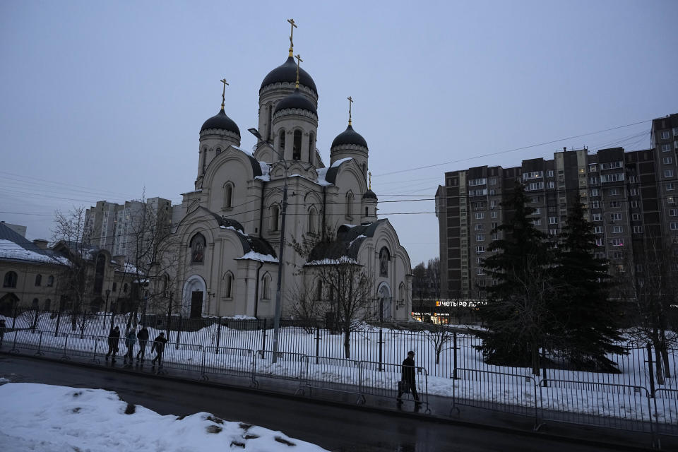 Varias personas pasan por delante de la Iglesia del icono de la Madre de Dios Alivia mi sufrimiento, en Moscú, Rusia, el 1 de marzo de 2024. (AP Foto)
