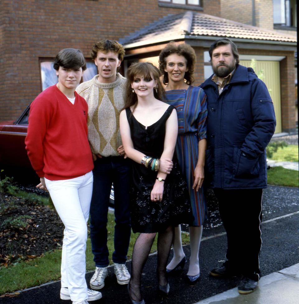 SIMON O'BRIEN; PAUL USHER; SHELAGH O'HARA; SUE JOHNSTON and RICKY TOMLINSON Left To Right: British Actors Members of the cast of 'Brookside', 04.10.1982. (Photo by Photoshot/Getty Images)