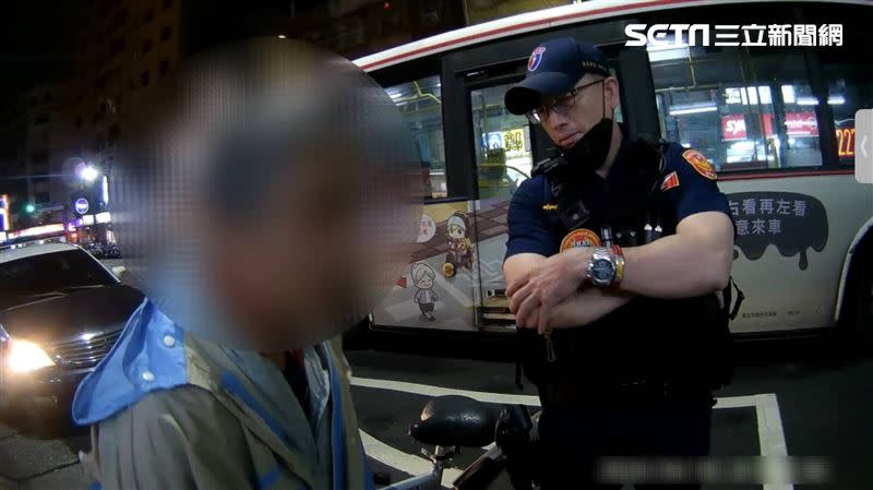 鄭男遭警方帶回偵訊。（圖／翻攝畫面）