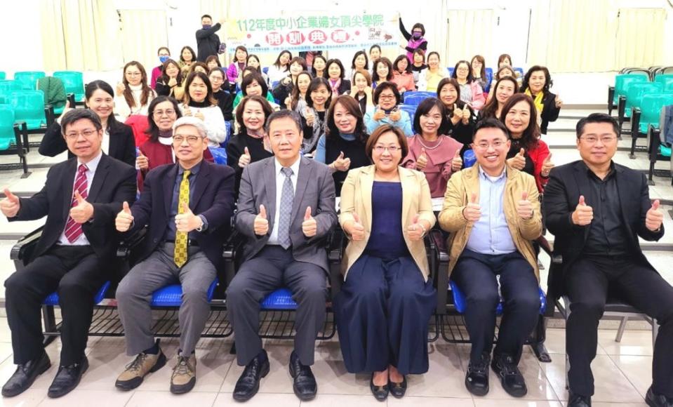 南應大與台南市中小企業婦女協會聯合開辦「台南市中小企業婦女頂尖學院」第一期開訓，參與學員將展三個月的企業主菁英培力課程。　（南應大提供）