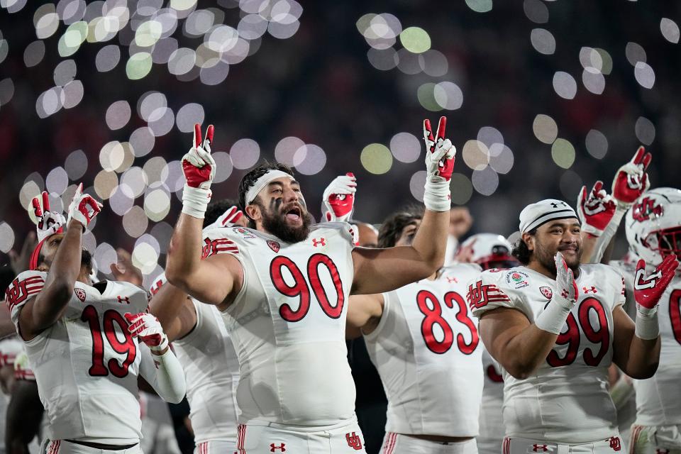 Utah Utes players honor a pair of fallen teammates during the fourth quarter of the Rose Bowl in Pasadena, Calif. on Jan. 1, 2022.