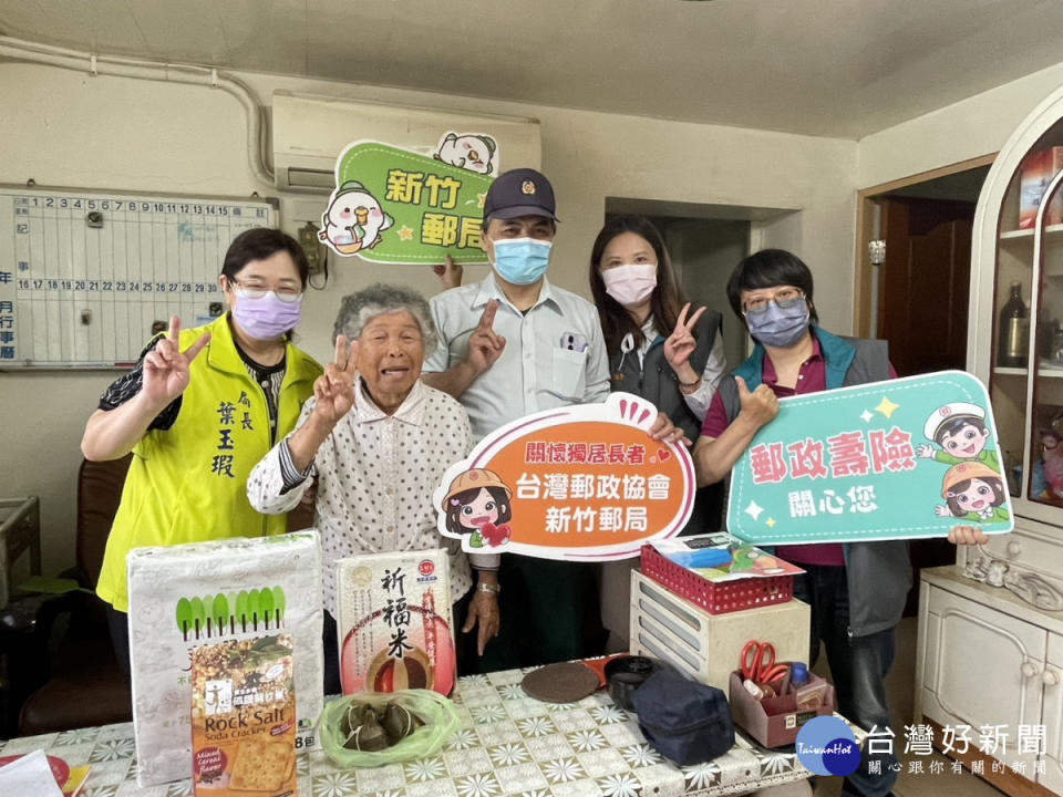 局長葉玉瑕帶領郵務同仁，拜訪獨居於新竹市的長者邱奶奶。