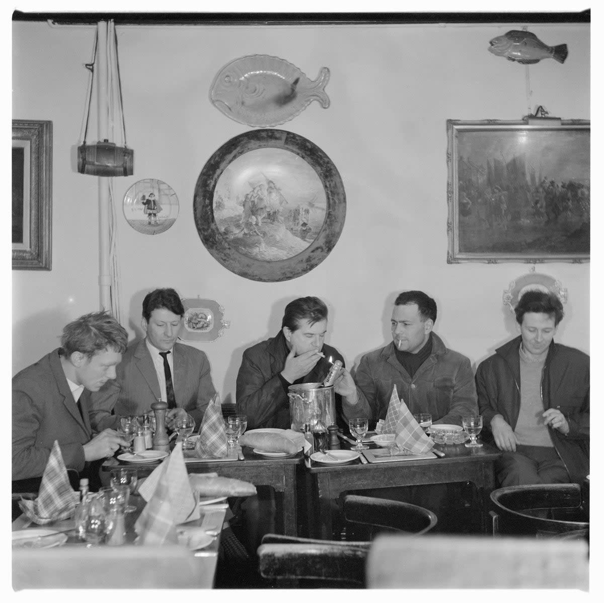 Timothy Behrens, Lucien Freud, Francis Bacon, Frank Auerbach and Michael Andrews at Wheeler’s, 1962  (John Deakin Archive )