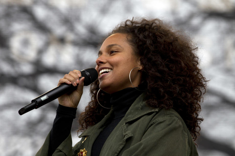 ARCHIVO - En esta fotografía de archivo del 21 de enero de 2017 Alicia Keys durante su presentación en la Marcha de las Mujeres en Washington. El músico puertorriqueño Pedró Capó lanzó un remix de su popular canción "Calma" con Keys y Farruko el 19 de abril de 2019. (Foto AP/Jose Luis Magana, archivo)