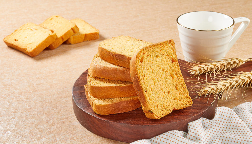 Neben Zwieback helfen auch folgende Lebensmittel bei einem Magen-Darm-Infekt: Salzstangen, Laugenbrezeln, Knäckebrot, Reiswaffeln, Bananen oder gekochtes Gemüse. (Foto: Getty Images)