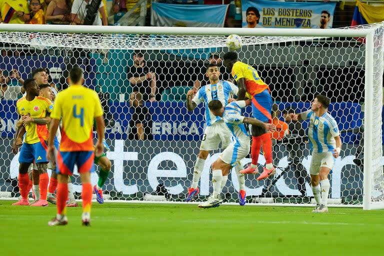 La jugada de Yáser Asprilla de Colombia.