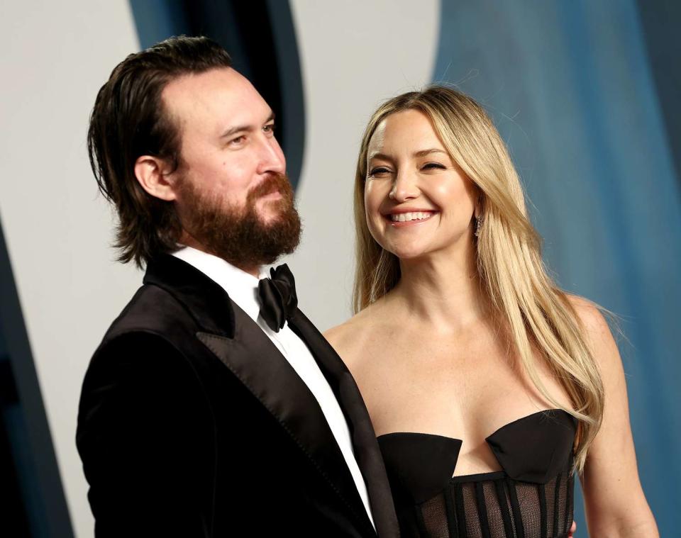 Danny Fujikawa and Kate Hudson attend the 2022 Vanity Fair Oscar Party hosted by Radhika Jones at Wallis Annenberg Center for the Performing Arts on March 27, 2022 in Beverly Hills, California