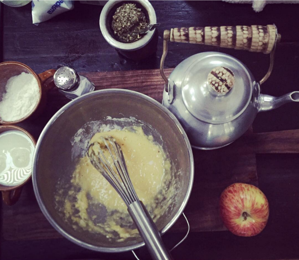 Zaira Nara, hermana de Wanda, también está en mood cocina y se la puede ver a cotidiano amasando, armando muffins y preparando comida para sus amigas. Como buena argentina, Zaira siempre tiene su mate al lado.