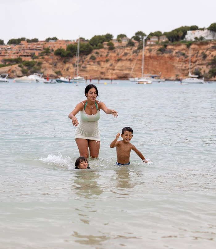 Georgina jugando en el mar con Eva y Mateo