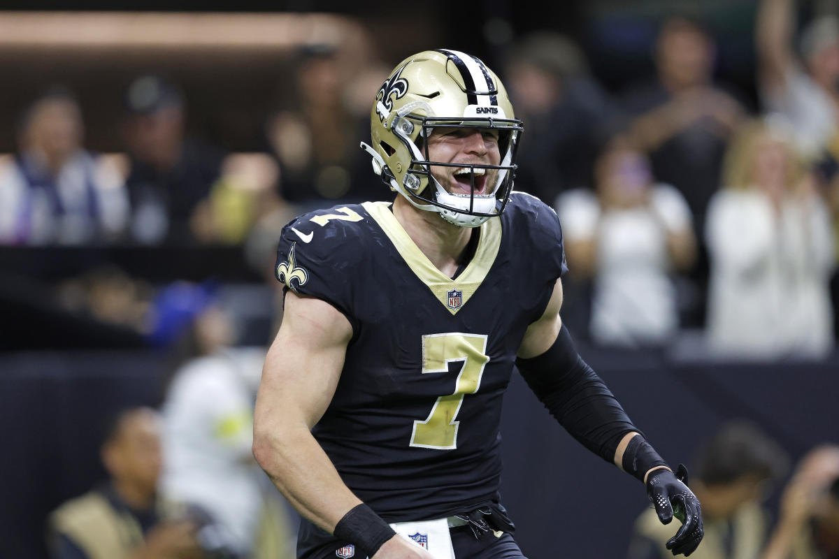 Taysom Hill does it all for Saints