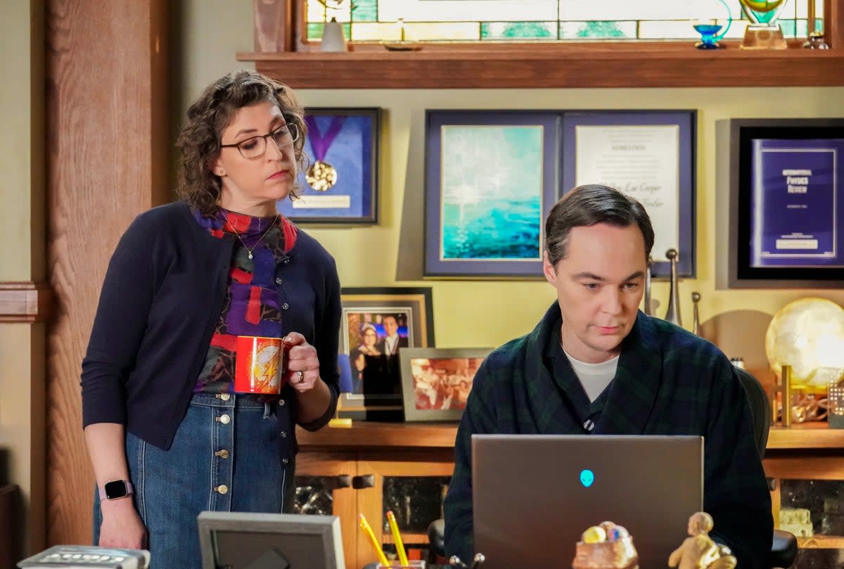 Mayim Bialik and Jim Parsons in the ‘Young Sheldon’ finale (Bill Inoshita / Warner Bros)