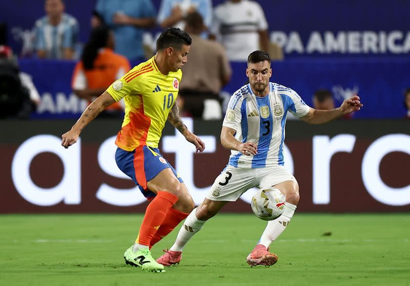 El mediocampista colombiano James Rodríguez en acción con el argentino Nicolás Tagliafico en la final de la Copa América en el Hard Rock Stadium de Miami, Florida