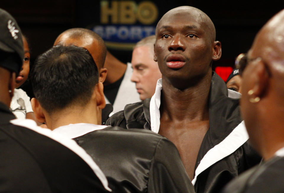 Antonio Tarver reacts after losing to IBF light heavyweight champion Chad Dawson following a rematch fight in Las Vegas May 9, 2009. REUTERS/Steve Marcus (UNITED STATES SPORT BOXING)