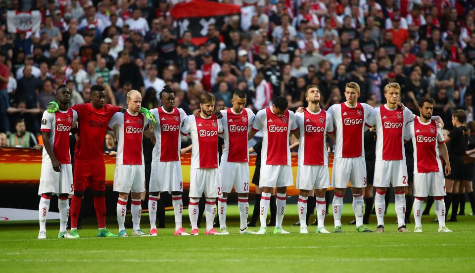 <p>Ajax players observe a minute of silence in tribute to the victims of the Manchester attack. Reuters / Michael Dalder Livepic </p>