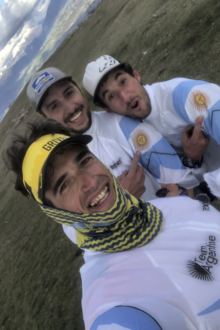 Además de Aguiló, el equipo argentino incluye a Peter Treichel, un instructor de esquí de San Martín de los Andes de 33 años, y Pablo Finster, un guía de montaña barilochense, de 34