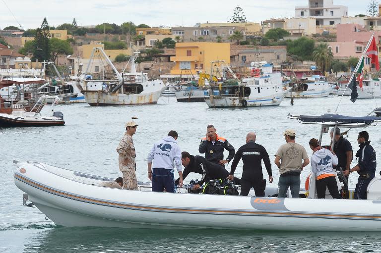 Divers leave Lampedusa harbour on October 6, 2013 to recover bodies from the sunken ship