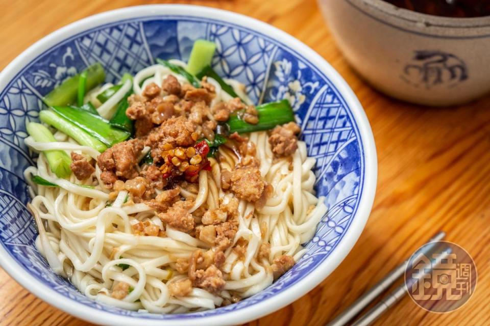 「老何麵担」的「乾意麵」清雅有味，肉臊香而不膩。（30元／碗）