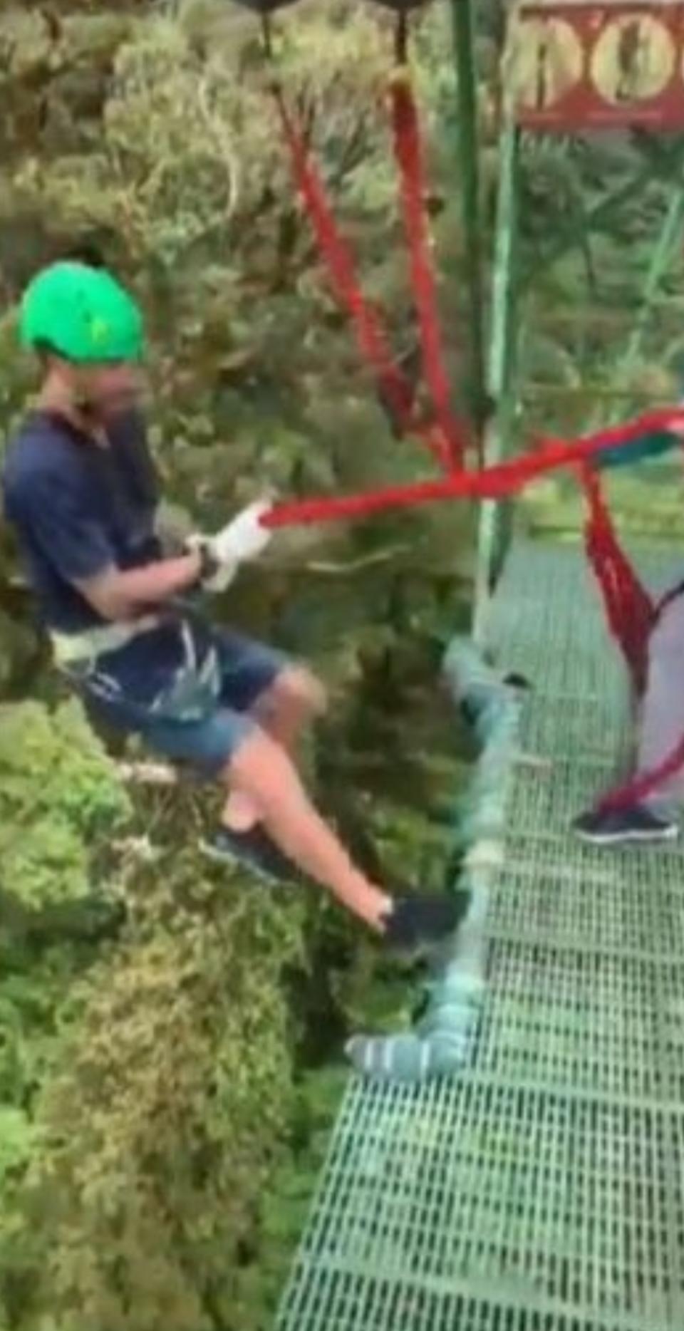 No contentos con la tirolina, los recién casados también se atrevieron a practicar puenting. “<em>I made it</em>”, escribía Sergio Ramos junto a esta imagen en la que estaba a punto de lanzarse al vacío. (Foto: Instagram / <a href="http://www.instagram.com/sergioramos/?hl=es" rel="nofollow noopener" target="_blank" data-ylk="slk:@sergioramos;elm:context_link;itc:0;sec:content-canvas" class="link ">@sergioramos</a>).