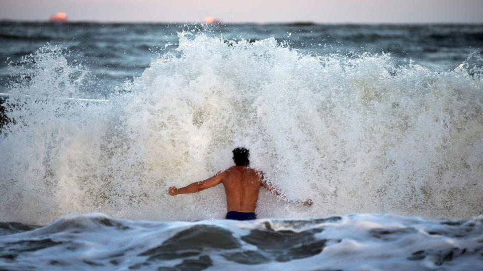 <p>Bodysurfer Andrew Vanotteren aus Savannah, Georgia, vor einer riesigen Welle am Strand von Tybee Island. Durch den Wirbelsturm Florence, der derzeit Kurs auf den Südosten der USA nimmt, werden, so Vanotteren, die Wellen jeden Tag größer. (Bild: AP Photo/Stephen B. Morton) </p>