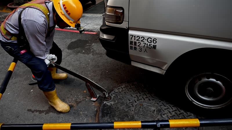 高雄市新興區疑地下管線不明原因爆裂，造成420戶停電，台電人員派員搶修後復電。（圖／翻攝畫面）