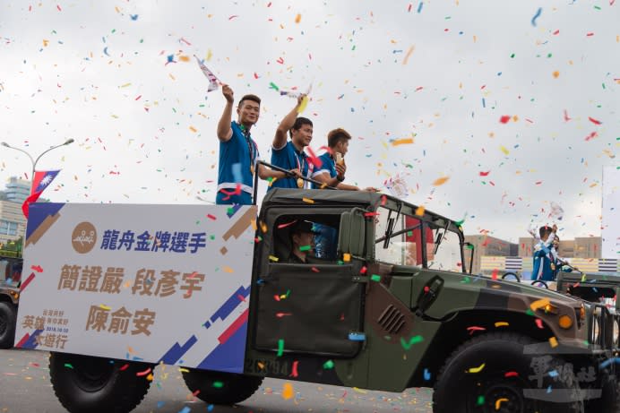 亞運選手們搭乘悍馬車進場，接受全場民眾的歡呼。（軍聞社記者周昇煒攝）