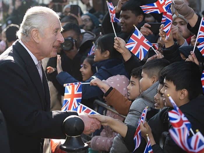 Carlos III saluda a unos niños 
