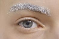 <p>Ausnahmsweise mal nicht wirklich gefährlich sind die Rainbowbrows, also Augenbrauen in Regenbogenfarben. Hierzulande war der Trend kein gigantisches Ding, aber vor allem in Asien schlug er ein wie eine Bombe. (Foto: ddp) </p>