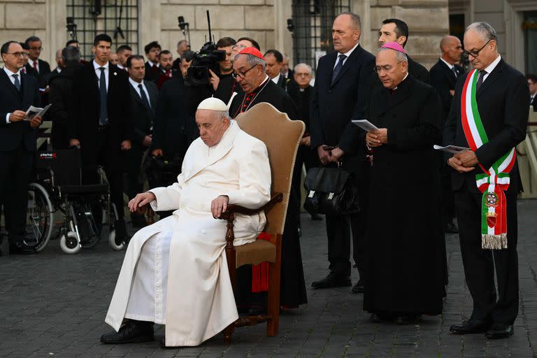 El papa Francisco, escoltado por el vicario general de Roma, el cardenal Angelo De Donatis y el alcalde de Roma Roberto Gualtieri reza durante la tradicional visita el 8 de diciembre de 2022 a la estatua dedicada a la Inmaculada Concepción cerca de la Plaza de España en el centro de Roma, celebrando la Solemnidad de la Inmaculada Concepción.