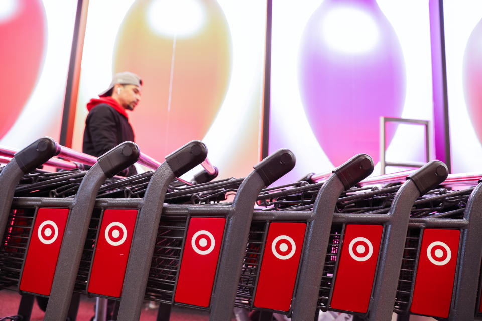 Лагатып Target бачны на калясках для пакупак у краме Target на Манхэтэне, Нью-Ёрк, ЗША, 22 лістапада 2021 г. REUTERS/Эндру Кэлі