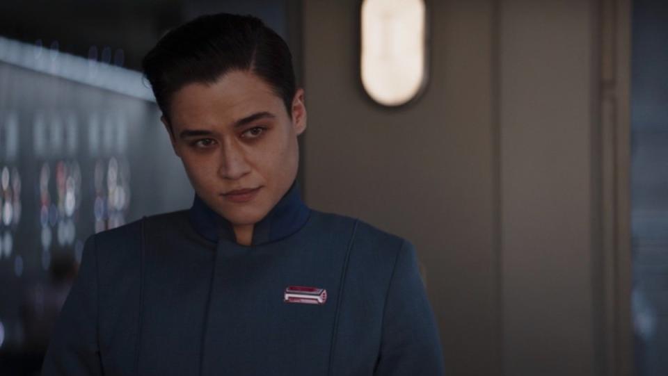 Katy O'Brian's Kane in her blue uniform on The Mandalorian