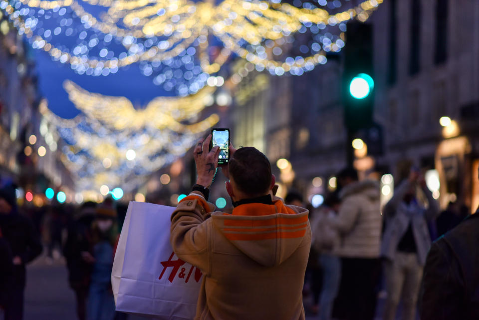 LONDON, UNITED KINGDOM - DECEMBER 05, 2020 - Christmas lights on Regent Street- PHOTOGRAPH BY Matthew Chattle / Barcroft Studios / Future Publishing (Photo credit should read Matthew Chattle/Barcroft Media via Getty Images)